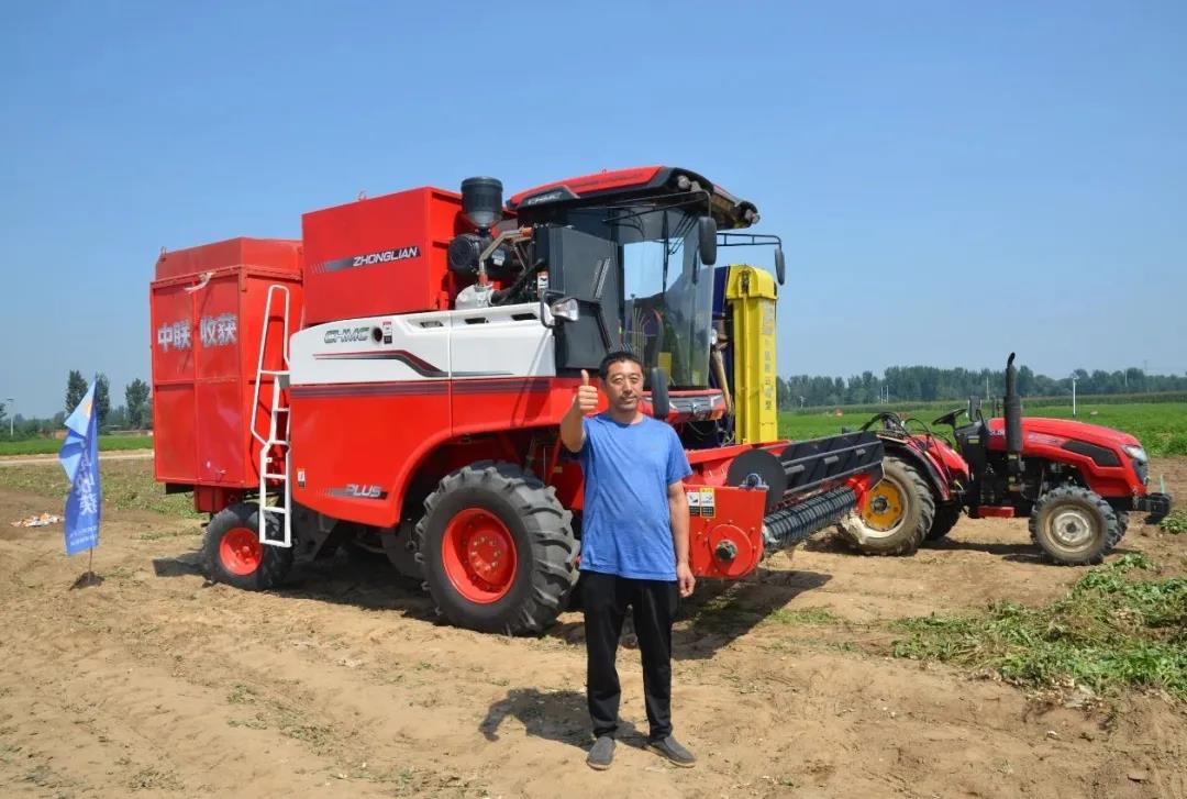 中聯(lián)收獲在石家莊花生生產(chǎn)農(nóng)機(jī)推廣田間日活動(dòng)上大顯神威,用戶(hù)直接提兩臺(tái)一年作業(yè)兩千多畝