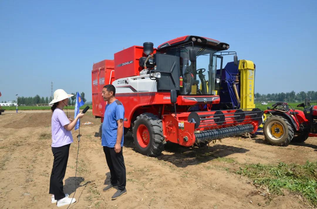 中聯(lián)收獲在石家莊花生生產(chǎn)農(nóng)機(jī)推廣田間日活動(dòng)上大顯神威,用戶(hù)直接提兩臺(tái)一年作業(yè)兩千多畝