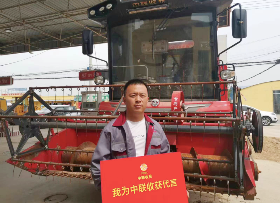 有三臺挖掘機的董老板為何轉(zhuǎn)型開收割機？收的都是現(xiàn)錢！(圖1)